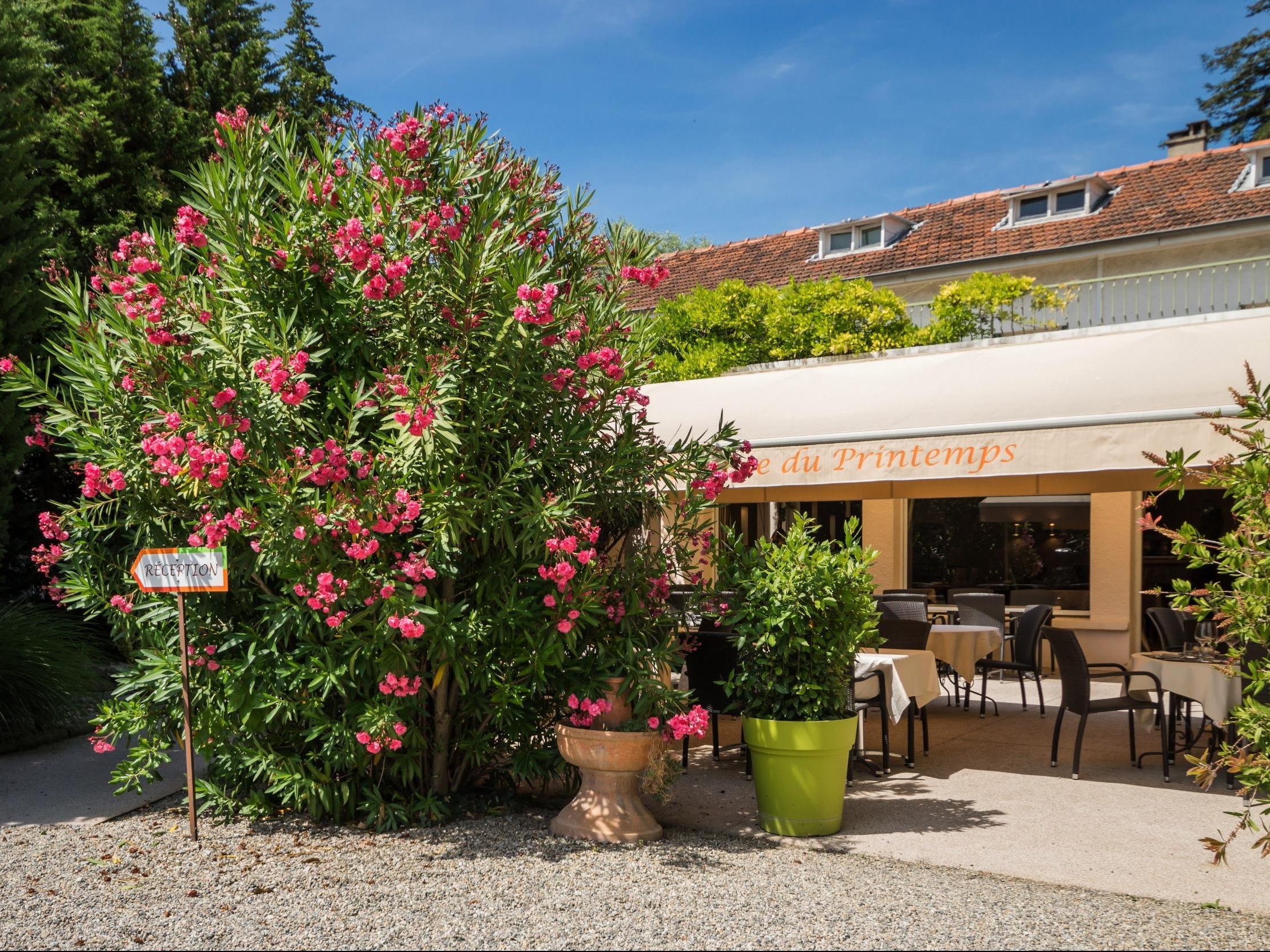 Logis Le Printemps Hotel Restaurant - 몽뗄리마 외부 사진